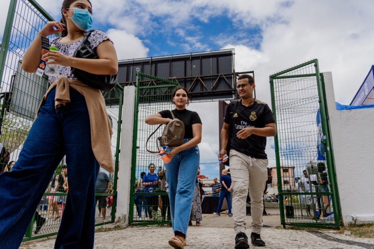 Candidatos chegam ao primeiro dia de provas do Enem no campus do Itaperi, da Uece