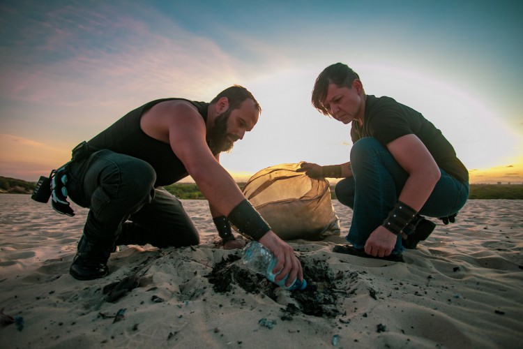 FORTALEZA, CEARA, BRASIL, 12.11.22: Grupo de motoqueiros ambientalista sobem as dunas da sabiaguaba para catar microplastico e ver o por do sol. (Aurelio Alves/ O POVO)