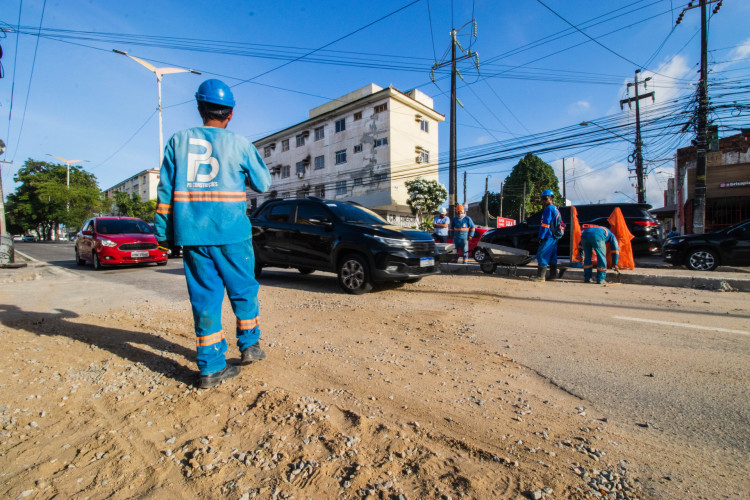 Trecho da av. Pontes Vieira passou por reparos em buraco deixado após finalização de obras da Cagece