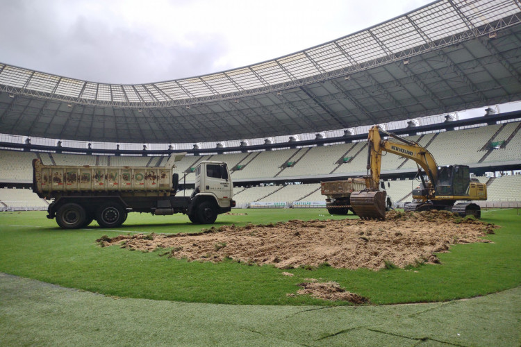 Obra da troca do gramado da Arena Castelão ao final da temporada 2022