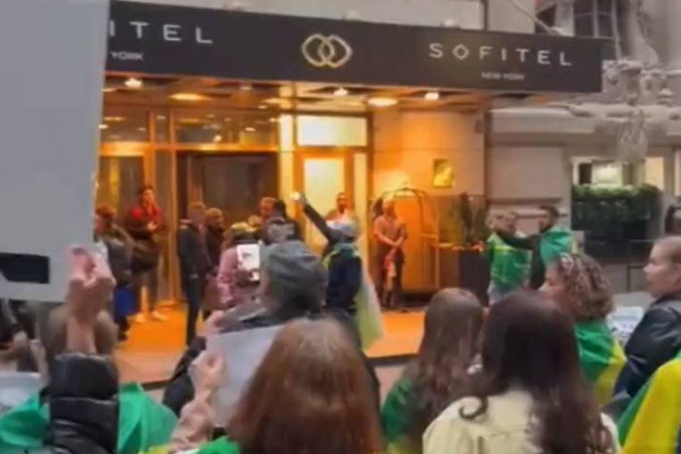 Apoiadores do atual presidente Jair Bolsonaro (PL) manifestam em frente ao hotel onde estão hospedados ministros do Supremo Tribunal Federal (STF) em Nova York.