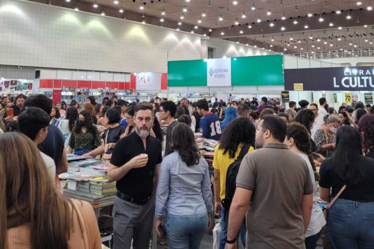 Público compareceu em peso à Bienal do Livro do Ceará durante feriado da Proclamação da República