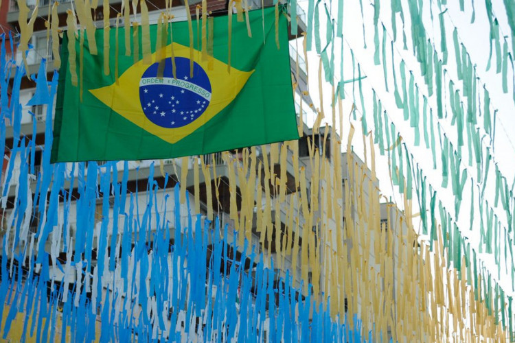 Moradores decoram a Rua Pereira Nunes, em Vila Isabel, para  a Copa do Mundo 2014 (Fernando Frazão/Agência Brasil)