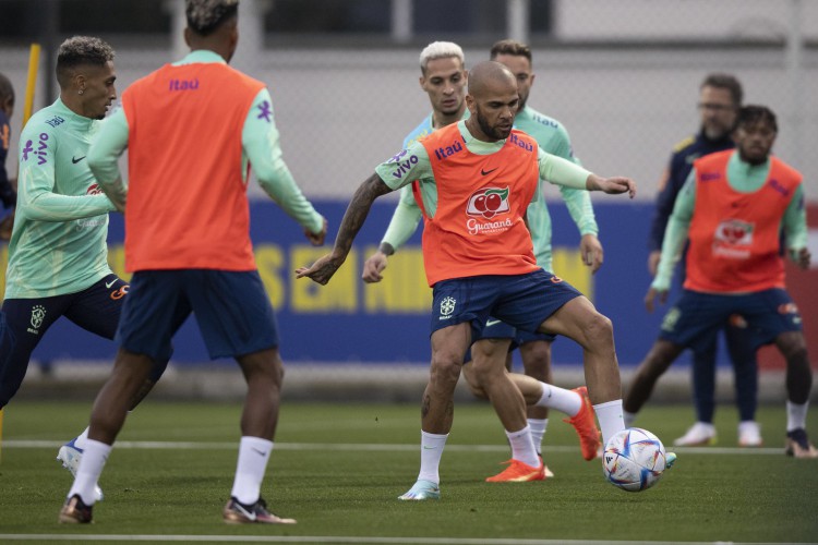 Daniel Alves em ação durante o primeiro treino da seleção brasileira em Turim, na Itália