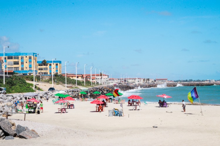 ￼Movimentação na Praia do Icaraí após construção de espigões