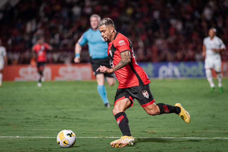 Meia Wellington Rato no jogo Atlético-GO x Santos, no Antônio Accioly, pelo Campeonato Brasileiro Série A