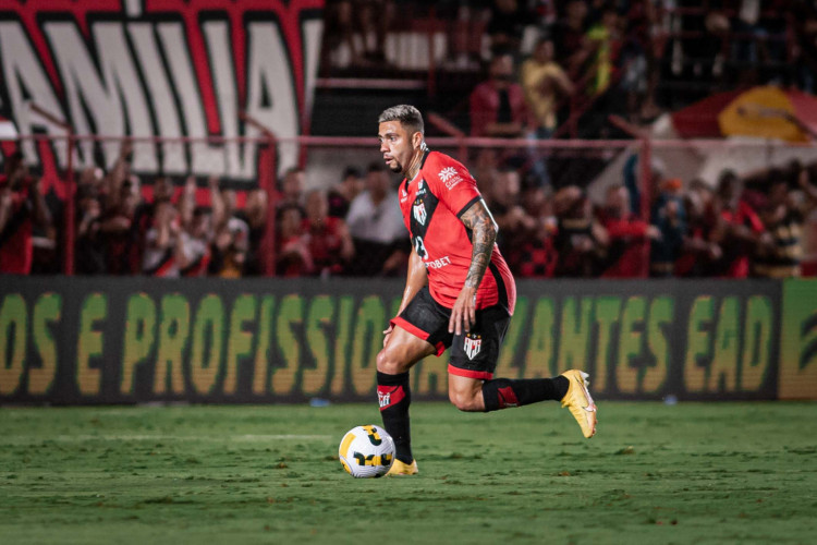 Meia Wellington Rato no jogo Atlético-GO x Santos, no Antônio Accioly, pelo Campeonato Brasileiro Série A