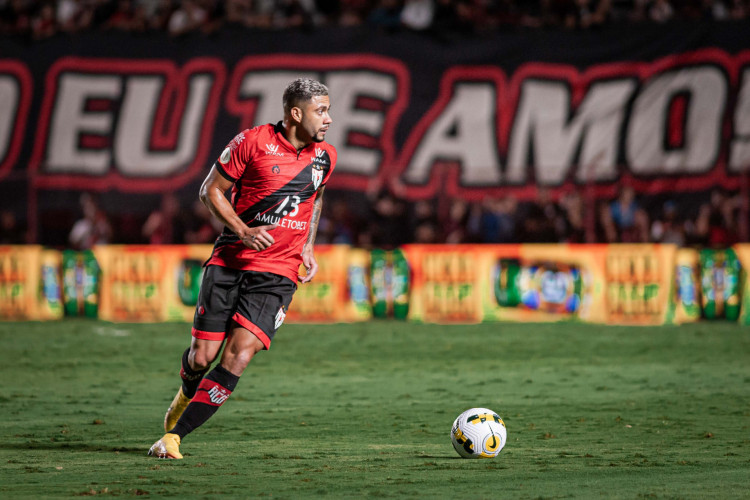 Meia Wellington Rato no jogo Atlético-GO x Santos, no Antônio Accioly, pelo Campeonato Brasileiro Série A