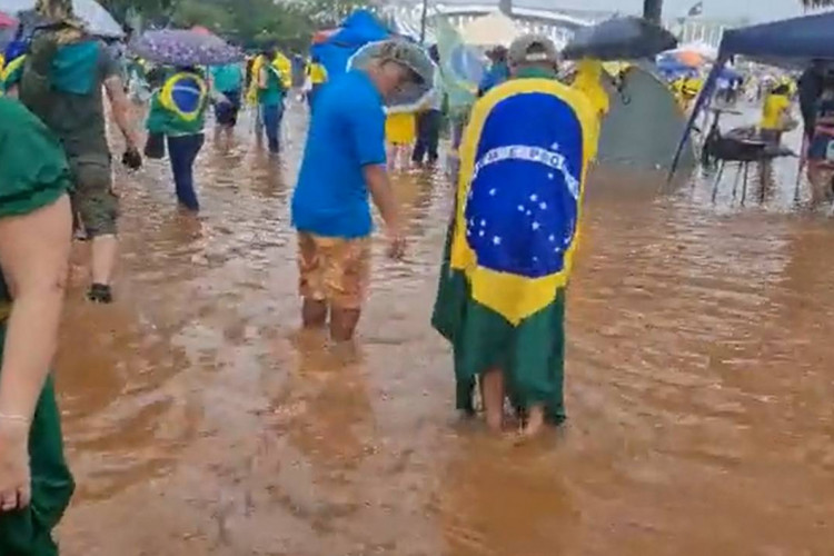 Chuva alagou local de manifestações golpistas em Brasília