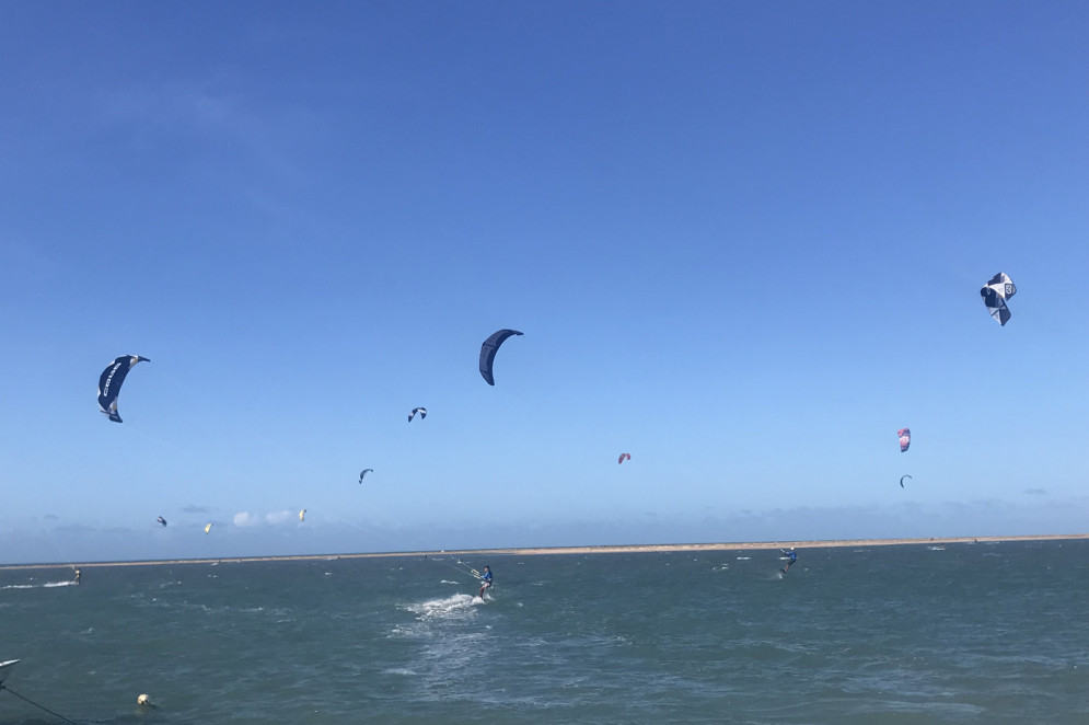 Ilha do Farol se tornou um grande point de kitesurf no litoral oeste do Ceará. (Foto: Iara Costa/O POVO)