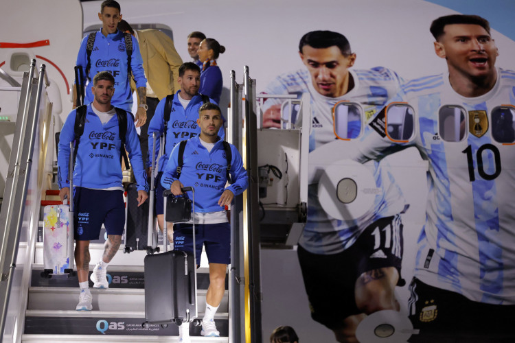 Jogadores da Argentina desembarcam de avião na chegada ao Catar para a Copa do Mundo