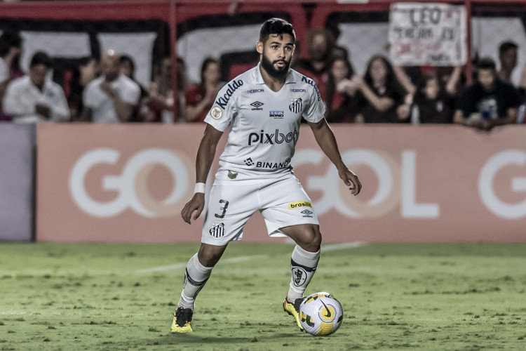 Lateral-esquerdo Felipe Jonatan no jogo Atlético-GO x Santos, no Antônio Accioly, pelo Campeonato Brasileiro Série A