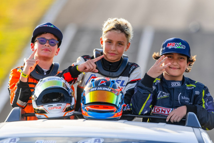 Piloto cearense Bernardo Gentil (da esquerda) é vice-campeão brasileiro de kart. 