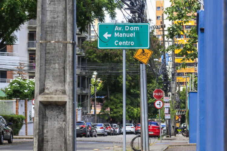 ￼FIOS de postes estão soltos na calçada, na rua General Tertuliano Potiguara