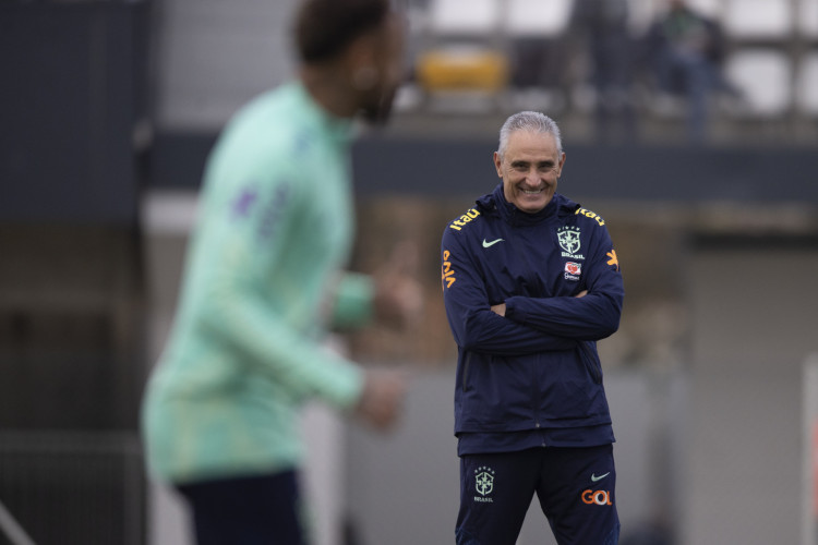 Técnico Tite, da seleção brasileira, durante treinamento da equipe no CT da Juventus em Turim 