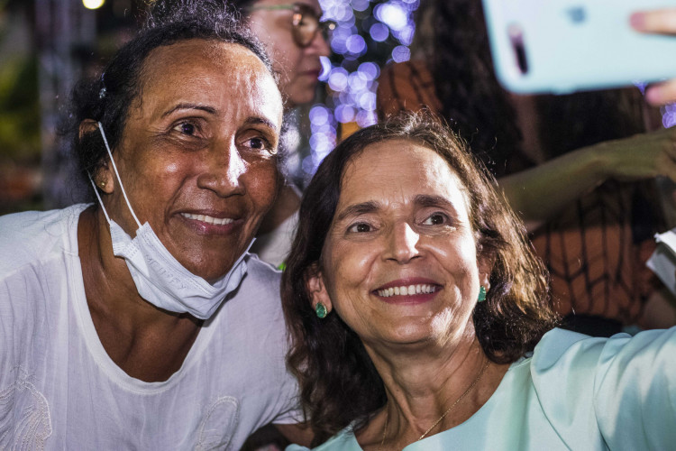 ￼ Izolda participou da abertura do Natal de Luz, na Praça do Ferreira, na noite desta sexta-feira, 18