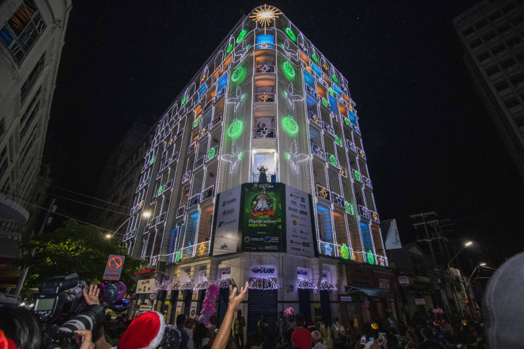 A 26ª edição do Ceará Natal de Luz retornou com o coral infantil de 130 crianças nas sacadas do Hotel Excelsior, na Praça do Ferreira, em Fortaleza
