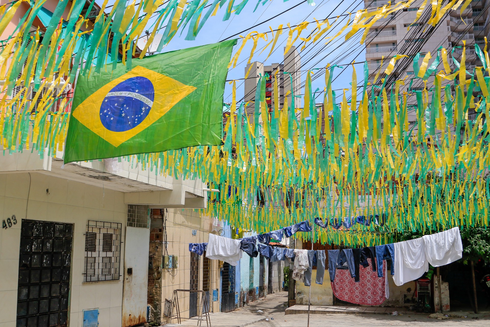 Morador resgata a tradição de enfeitar as ruas para Copa do Mundo