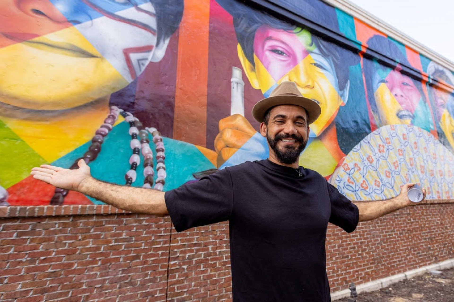 Artista Eduardo Kobra inaugurou 
um mural em Disney Springs
 (Foto: divulgação disney)