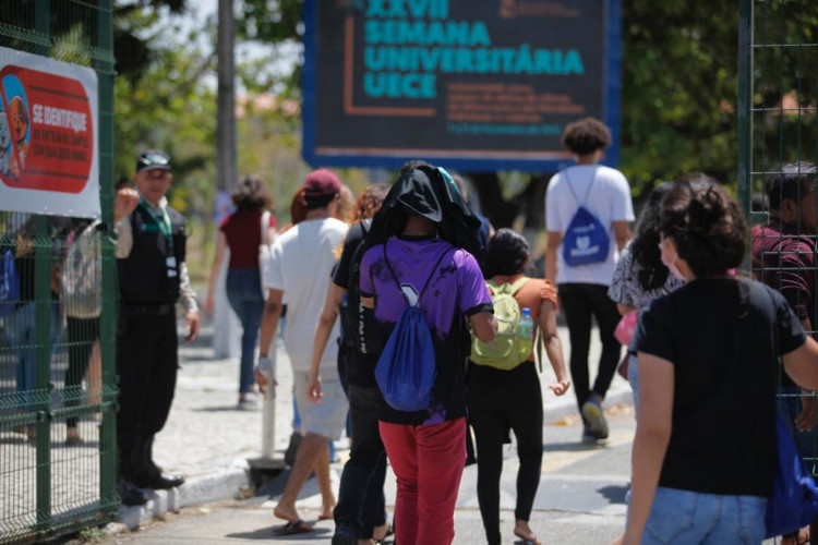 Alunos entrando no Campus da UECE no Itaperi para segundo dia de aplicação de provas do Enem