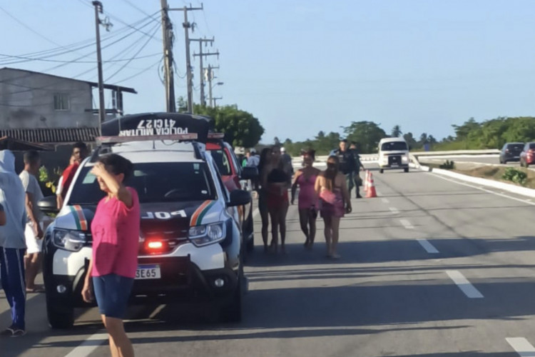 Duas crianças morreram na tarde deste domingo, 20, após sofrerem um choque elétrico ao tentarem atravessar uma ponte na rodovia CE-040, no distrito de Parajuru, em Beberibe, no Ceará