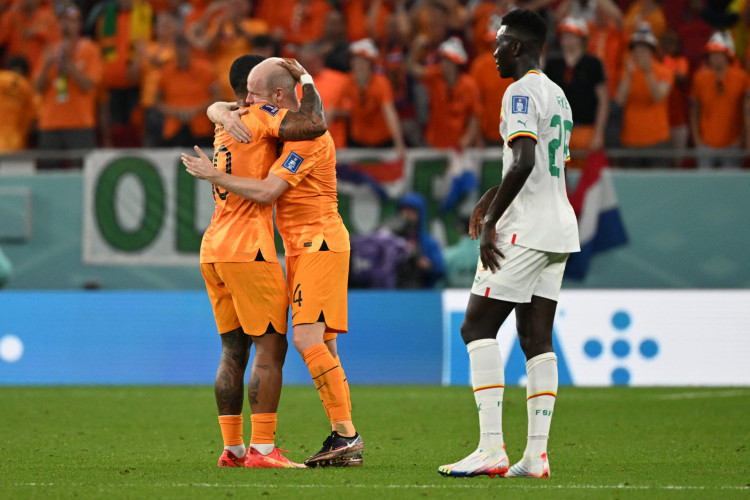 Jogadores comemoram gol de Klaassen no jogo Holanda x Senegal, no Al-Thumama Stadium, em Doha, pela Copa do Mundo 2022