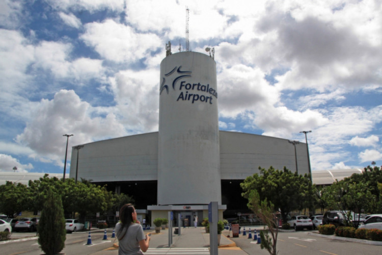 Letreiro após reforma depois da assinatura de concessão do aeroporto à alemã Fraport