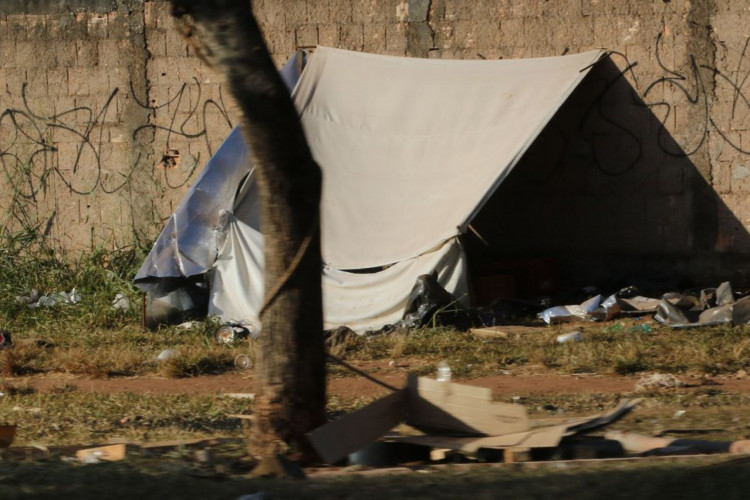 Pessoas em situação de rua acampadas pelo Plano Piloto de Brasília