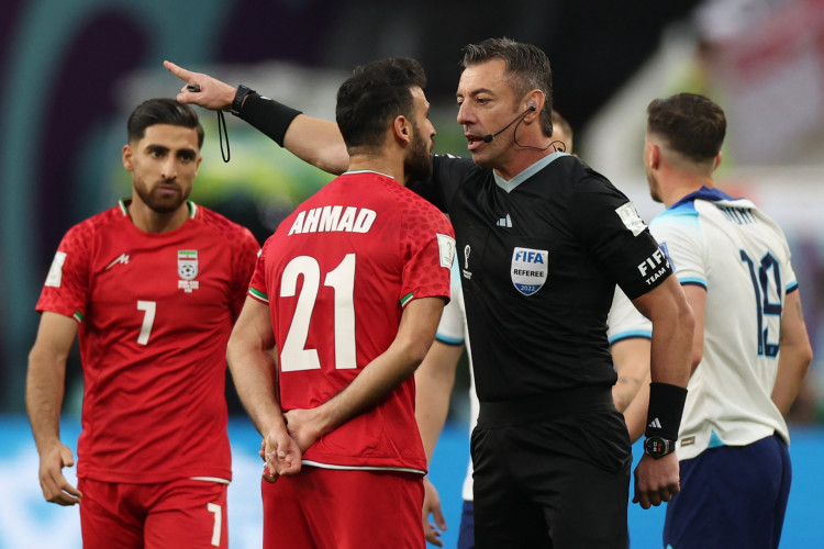 O árbitro brasileiro Raphael Claus estreou na Copa do Mundo em jogo de Inglaterra e Irã 