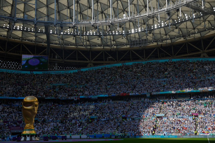 Torcida argentina na arquibancada no jogo Argentina x Arábia Saudita, no Estádio Lusail, em Doha, pela Copa do Mundo 2022