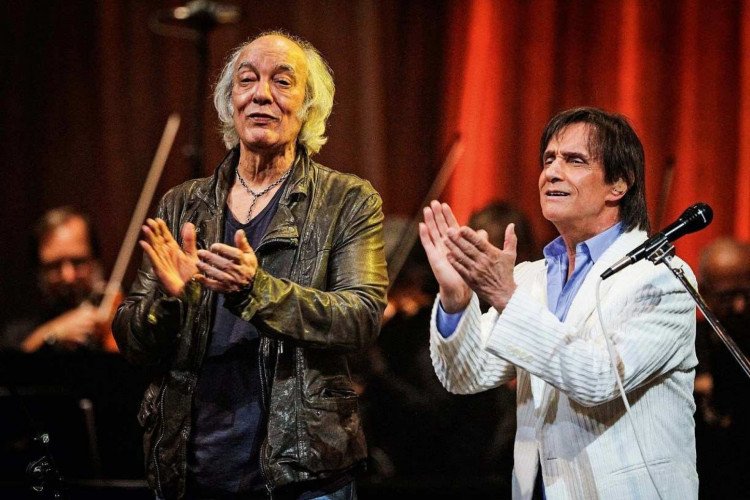 Erasmo Carlos e Roberto Carlos durante show