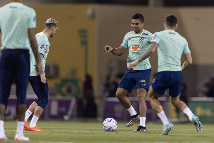 Volante Casemiro em treino da seleção brasileira em Doha