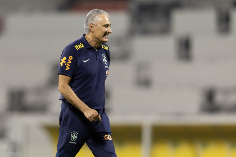 Técnico Tite em treino da seleção brasileira em Doha