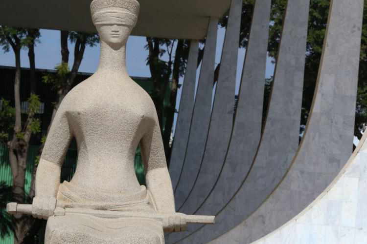 Estátua da justiça em frente ao Palácio do Supremo Tribunal Federal na Praça dos Três poderes em Brasília