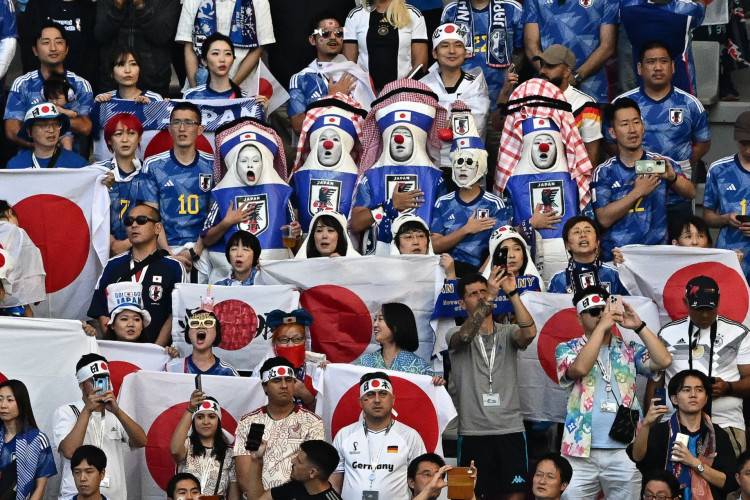 Torcida do Japão no estádio Khalifa Internacional durante o jogo Japão 2x1 Alemanha na Copa do Mundo 2022