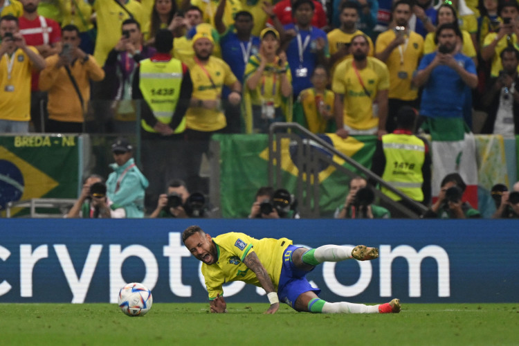 Neymar cai no jogo Brasil x Sérvia, no Lusail Stadium, pela Copa do Mundo 2022