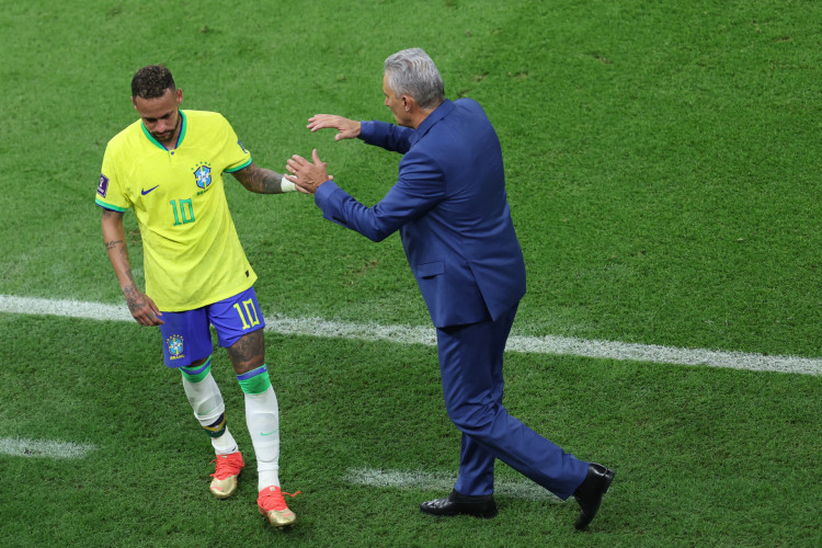 Neymar sai de campo machucado no jogo Brasil x Sérvia, no Lusail Stadium, pela Copa do Mundo 2022