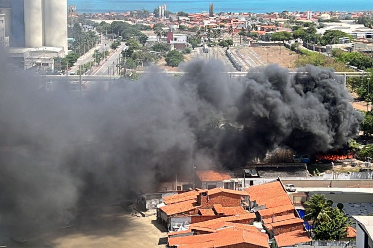 Fumaça escura e intensa é registrada em vídeos no bairro Mucuripe, em Fortaleza