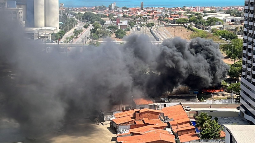 Fumaça escura e intensa é registrada em vídeos no bairro Mucuripe, em Fortaleza(foto: Whats app )