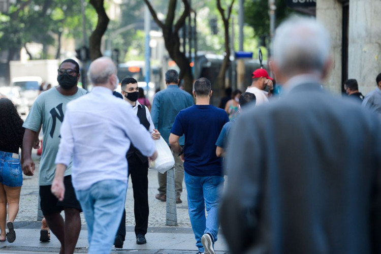 Pessoas com máscara csminhsm no centro do Rio de Janeiro