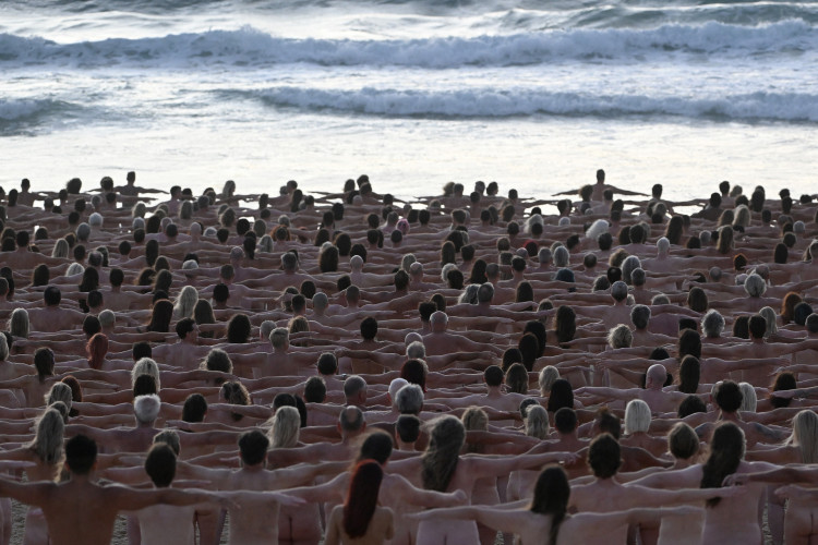 Participantes posam nus durante o nascer do sol em Bondi Beach, em Sydney