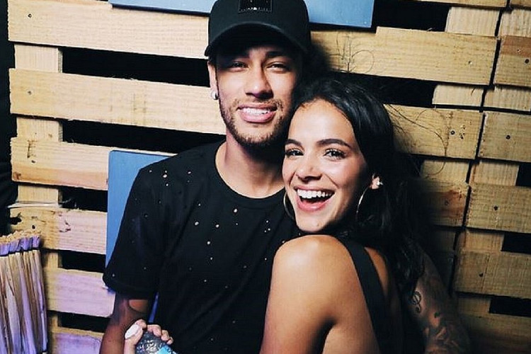 Bruna Marquezine curte postagem de Luciano Huck em apoio a Neymar