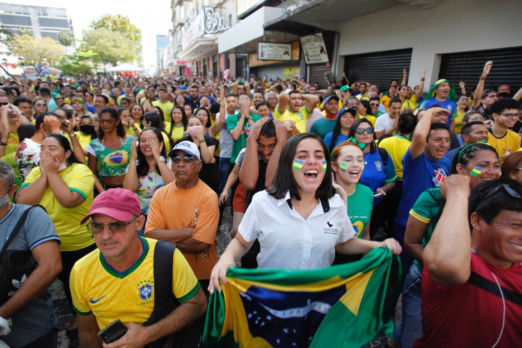 Praça do Ferreira reúne diversos torcedores para assistir Brasil x Suíça pela Copa do Mundo 