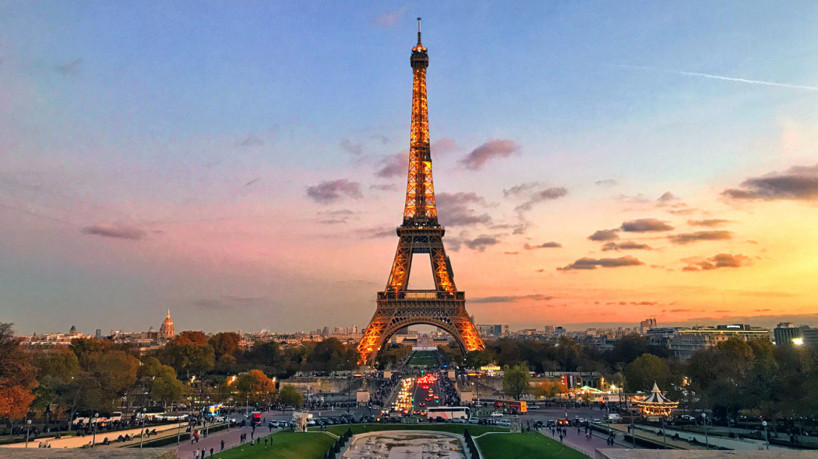 Paris é o destino mais procurado por quem decide viajar à Europa; a Torre Eiffel é sua atração mais conhecida no mundo, juntamente ao Louvre e ao Arco do Triunfo