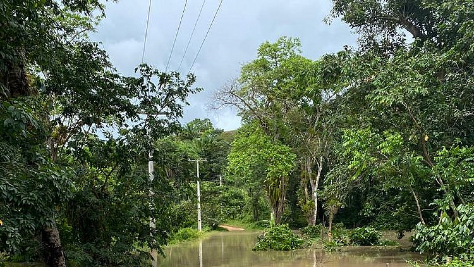 Ponte em Santa Luzia está submersa; não há solicitação de socorro