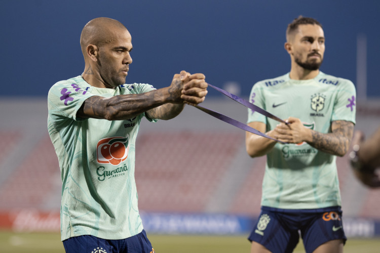 Daniel Alves e Alex Telles, prováveis laterais do Brasil contra Camarões, durante treinamento 