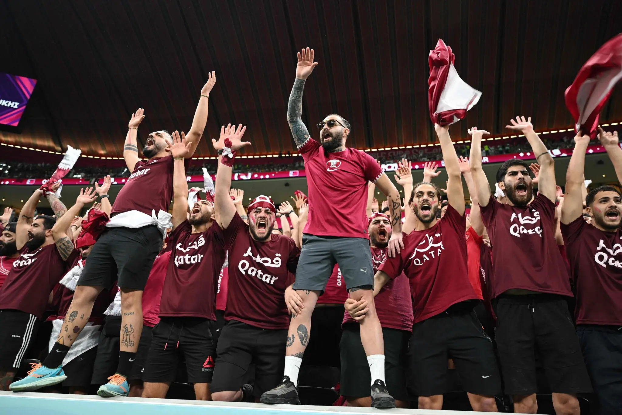 Torcida organizada do Catar nas arquibancadas durante jogos do país na Copa do Mundo