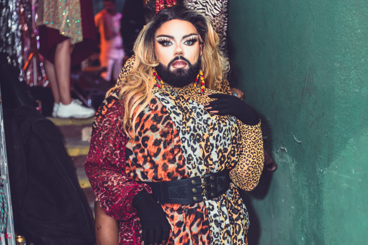 Com Mulher Barbada e Deydianne Piaf, Baile da Mambembe dá início ao carnaval em festa no Pirata Bar para comemorar a posse de Lula