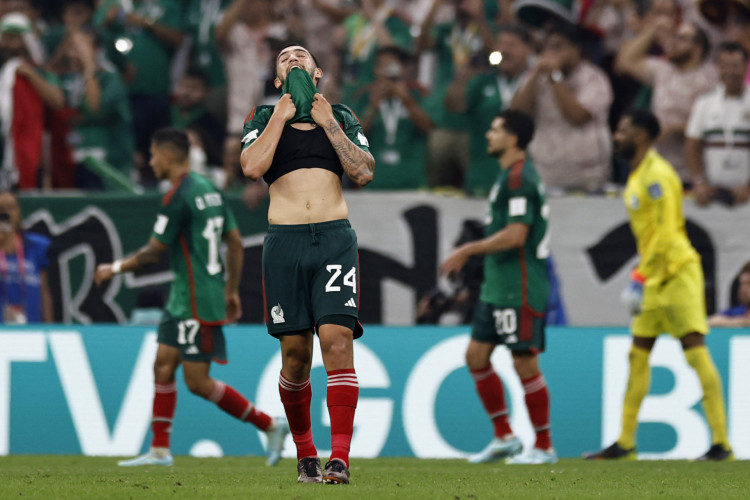 Atleta do México se lamentando contra Arábia Saudita
