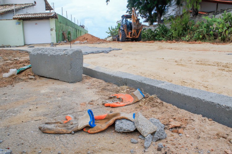 Entre as obras inacabadas do Governo Federal no Ceará está a urbanização da Avenida da Praia, em Aquiraz. É possível ver maquinário parado à beira da via.